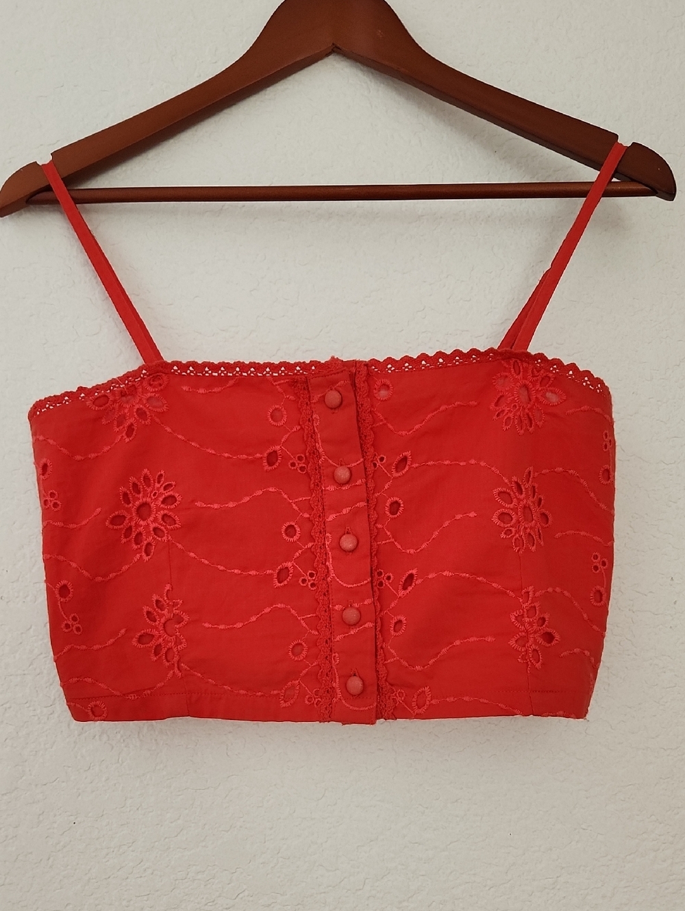 dRA Red Eyelet Button-Front Crop Cami 100 % Cotton